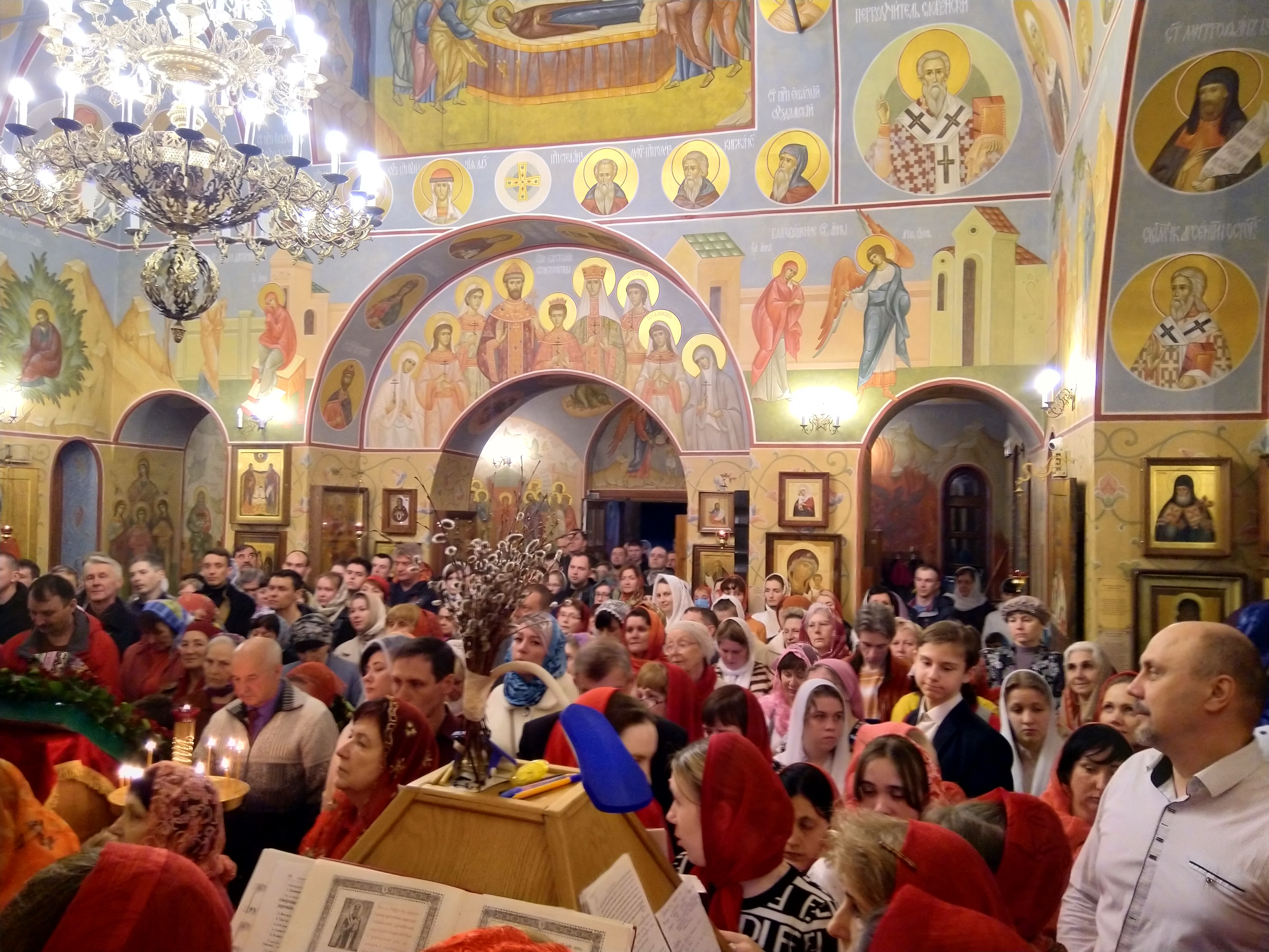 Пасха в 24 году когда. Освещение Пасхи в церкви. Ночная служба на Пасху. Пасха 2024 празднование. Священник кидает яйца на Пасху